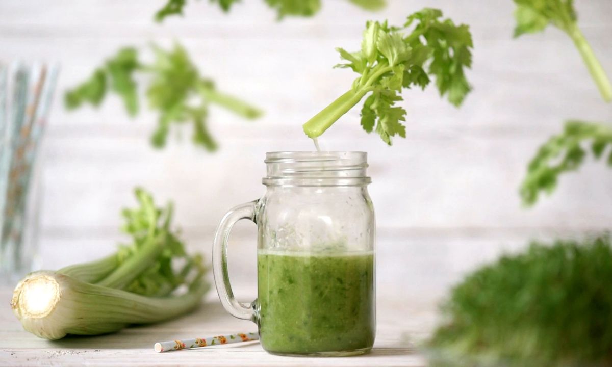 prikaz soka od celera u teglici i celer okolo