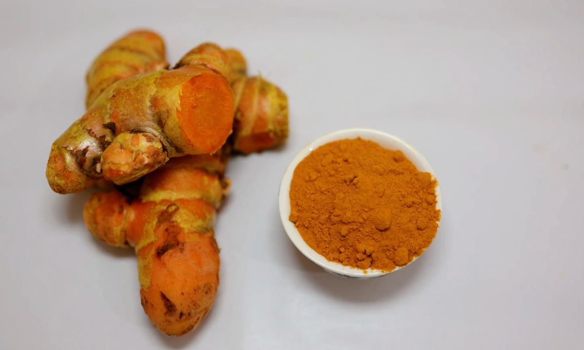 kurkuma u komadu i prahu