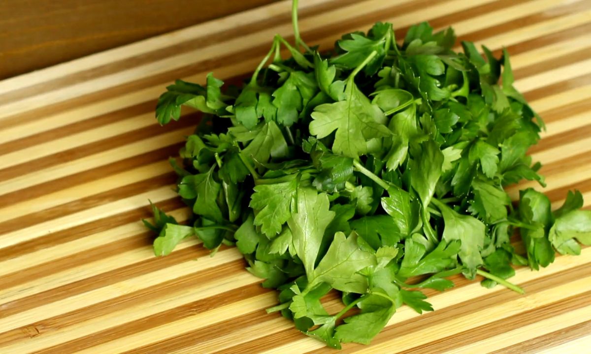 peršun na drvenoj dasci