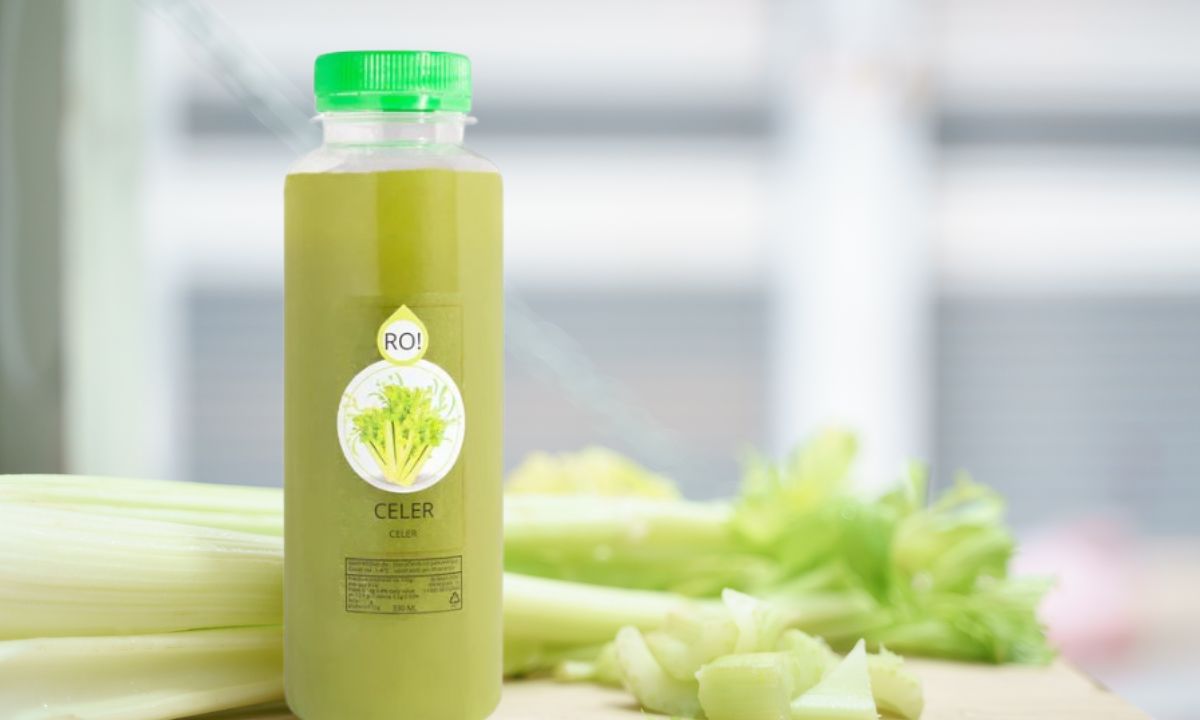 prikaz soka od celera na stolu sa celerom u stabljici