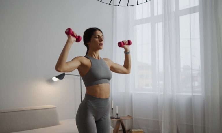 Najbolje vežbe za ruke sa tegovima – 12 predloga za kućni trening