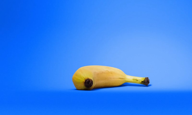 Banana na plavoj pozadini