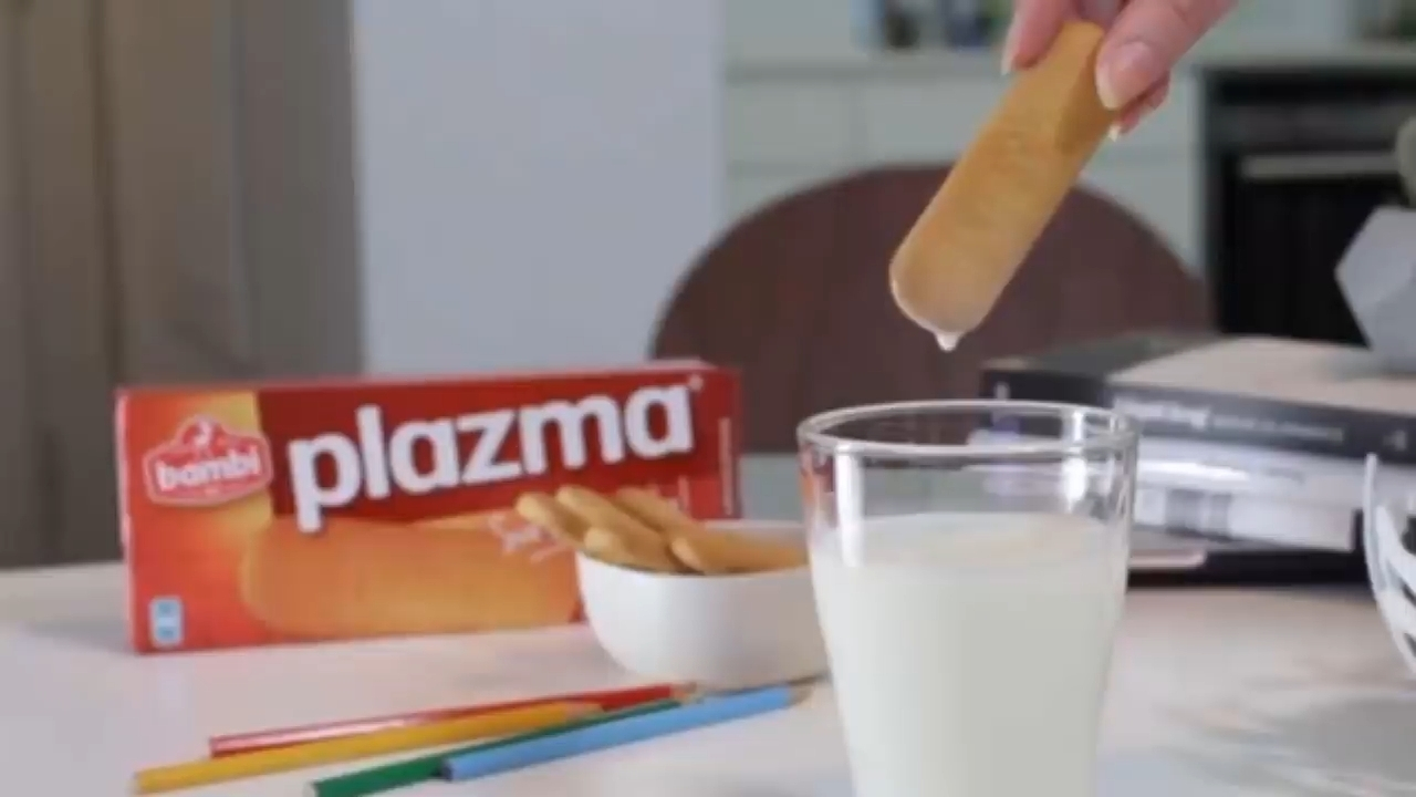 Plazma keks uz čašu mleka na stolu