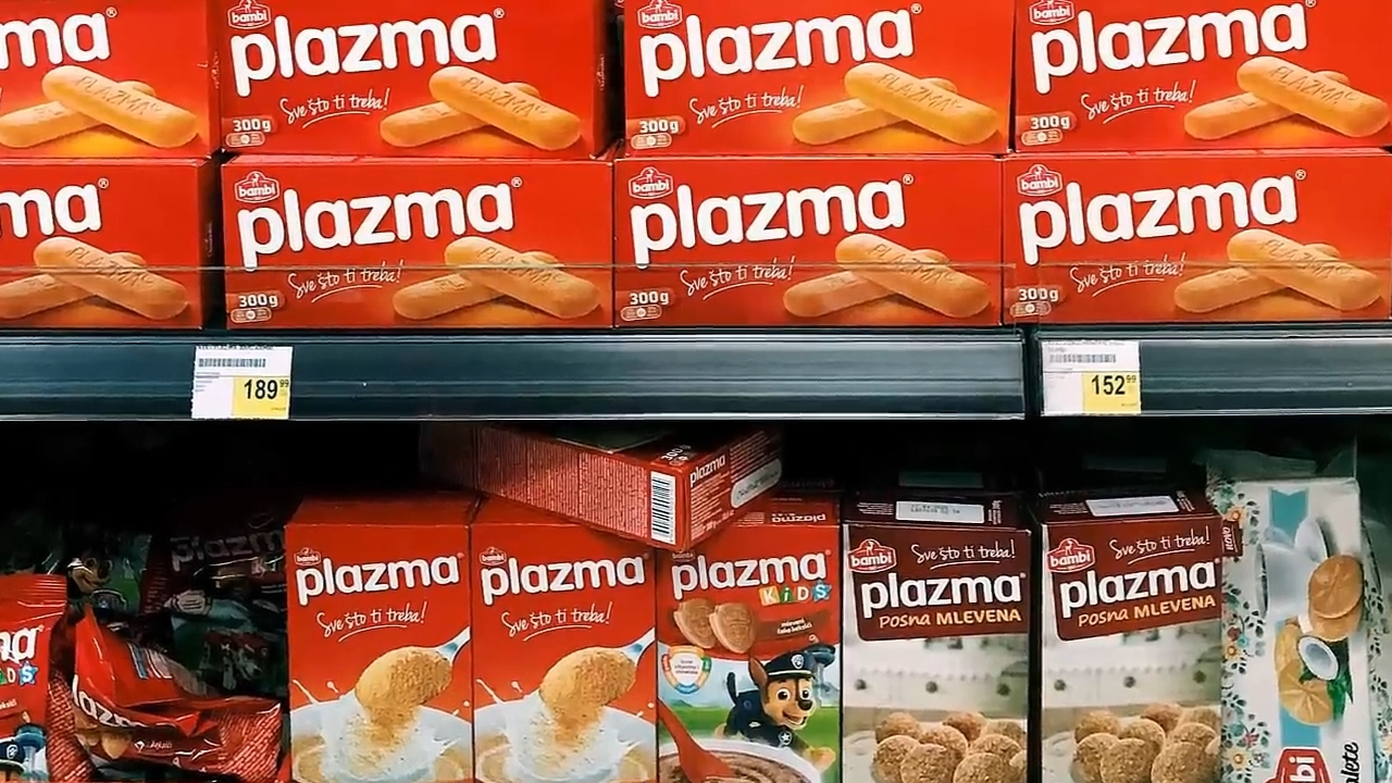 Različita pakovanja Plazma keksa izložena na polici u prodavnici