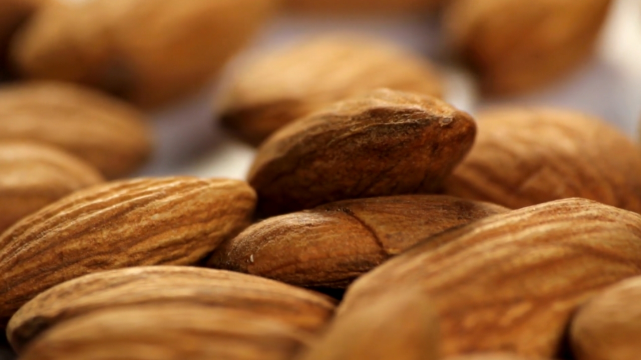 Krupni prikaz sirovih badema u prirodnoj braon boji.