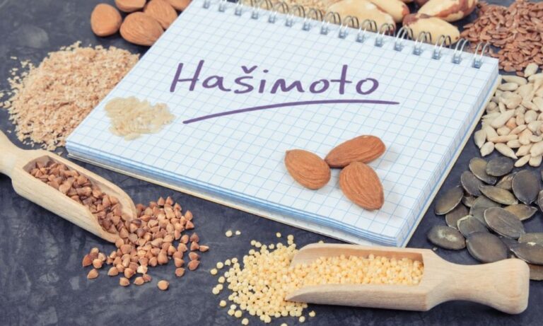 Sveska sa natpisom Hašimoto okružena bademima, brazilskim orasima, semenkama i žitaricama koje predstavljaju ishranu kod Hašimotove bolesti